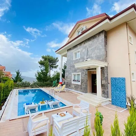 Oludenizde Kiralik Esyali Mustakil Havuzlu 4+1 Villa Fethiye