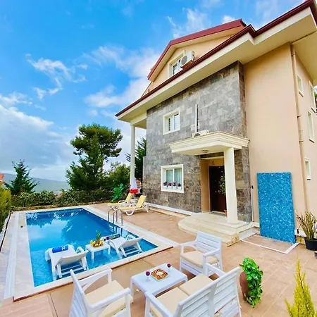 Villa Oludenizde Kiralik Esyali Mustakil Havuzlu 4+1 Fethiye