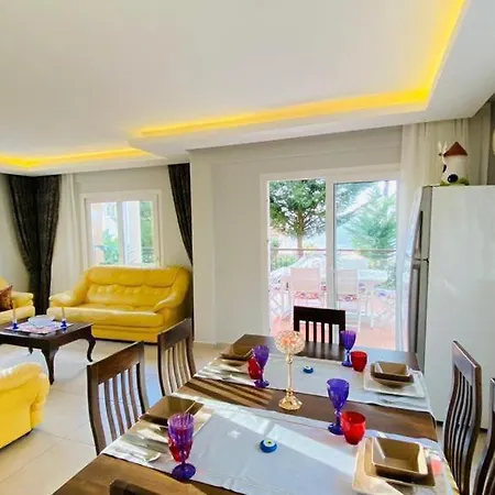 Oludenizde Kiralik Esyali Mustakil Havuzlu 4+1 Villa