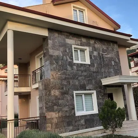 Oludenizde Kiralik Esyali Mustakil Havuzlu 4+1 Villa Fethiye
