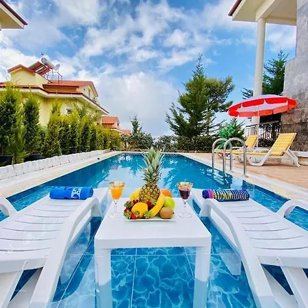 Villa Oludenizde Kiralik Esyali Mustakil Havuzlu 4+1 Fethiye