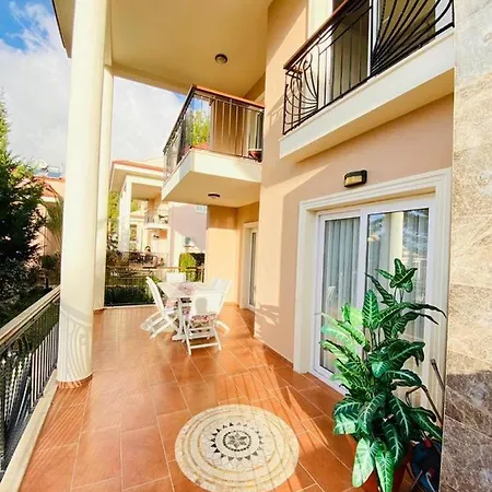 Oludenizde Kiralik Esyali Mustakil Havuzlu 4+1 Villa Fethiye